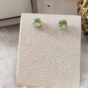 Paires de boucles d'oreilles puces Péridot