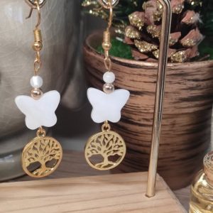 Boucles d' oreilles nacre en papillon et arbre de vie